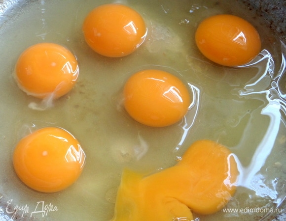 Разбить в чашу для взбивания 6 яиц. Всыпать сахар.