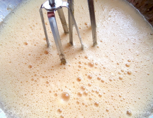 Взбить до светлой пены яйца с сахаром (в оригинале — 200 г).