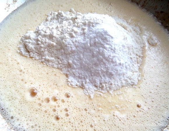 Всыпать муку партиями с разрыхлителем.