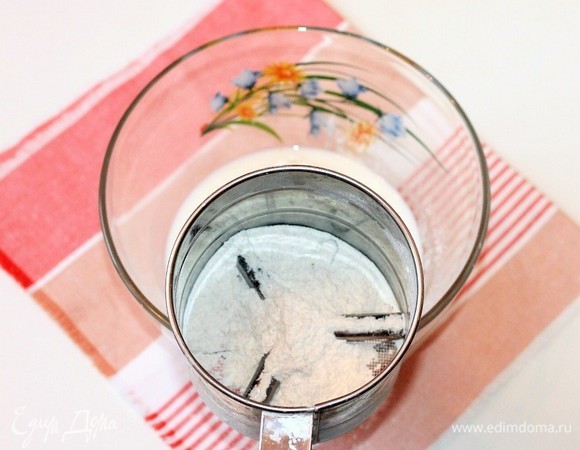 Добавляем посеянную муку. Вымешиваем тесто венчиком, чтобы не было комочков. Тесто должно иметь консистенцию жидкой сметаны, поэтому количество муки надо регулировать самостоятельно. Оставляем тесто на 30 минут для подъема, накрыв полотенцем.