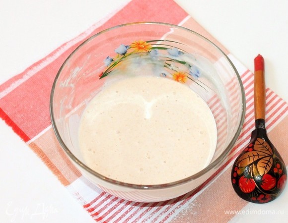 В готовое тесто добавляем растительное масло, хорошо перемешиваем и начинаем жарить блины. Тесто наливаем на хорошо раскаленную сковороду, смазанную растительным маслом. Диаметр моей сковороды 18 см. Маслом смазываем сковороду только для первого блина.