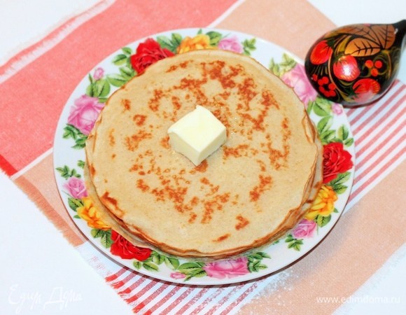 Обжариваем блинчики с двух сторон. Выкладываем блины на блюдо стопкой, смазываем сливочным маслом и накрываем крышкой. У меня получилось 9 блинчиков.