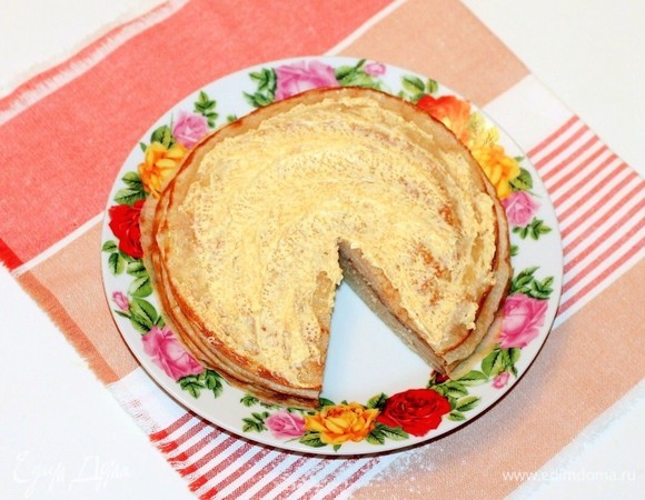 Берем стопку блинов и вырезаем небольшой уголок, как на фото.