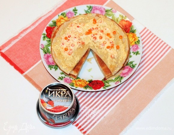 Смазываем каждый блин, мягким плавленым сыром и распределяем по 1 ч. л. красной икры.