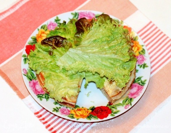 Затем кладем листик салата.