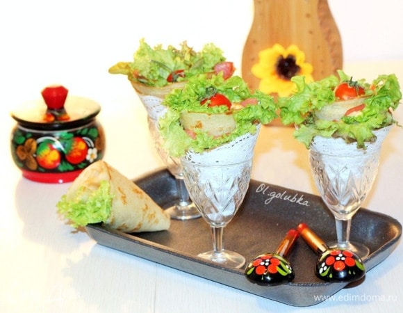 Сворачиваем блинчики с начинкой «кулечком». Серединку блинного «кулечка», можно украсить помидоркой черри или маслиной.