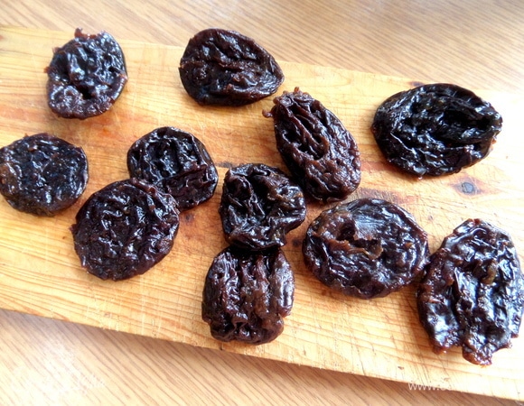 Часть чернослива (10 шт.) нарезала. Если нужно, чернослив замочить заранее, у меня был мягкий.