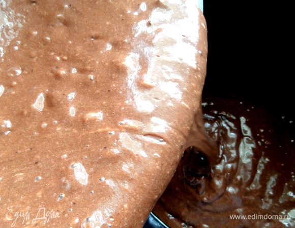 Смазать чашу мультиварки и вылить тесто.