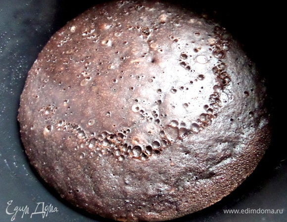 Вот такой корж глянцевый с лунной поверхностью получается. Остудила полностью.