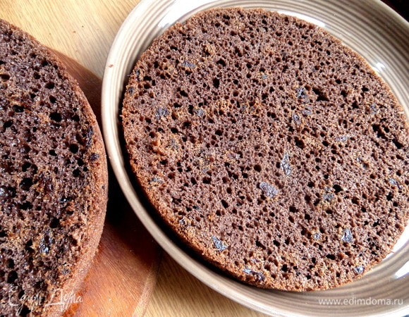 Отрезать низ с помощью длинного ножа — это будет основа торта. К слову, Галина пекла отдельно тонкий светлый корж-основу 10 минут и потом — корж для кубиков отдельно с какао.