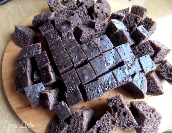 Остальной высокий корж нарезать на произвольные кубики.