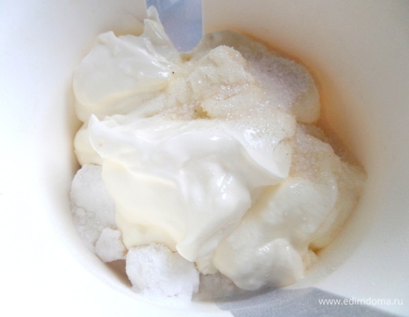 Для крема взбить сметану с сахаром и ванилью. В оригинале сметаны 800 г, сахара 200 г.