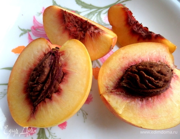 Персики отделить от косточек.