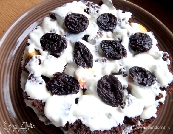 Чернослив сверху. Если крупные, то разрезать пополам.