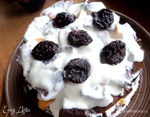 Еще один слой кубиков, залить кремом.