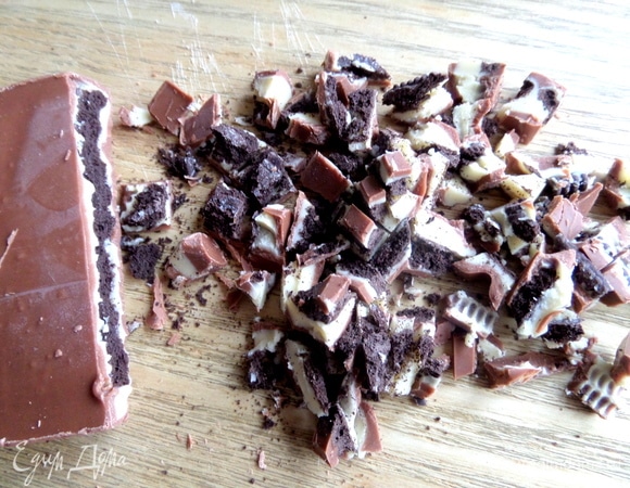 Осталось украсить тортик. Галина поливала его шоколадной глазурью, я порубила вот такой шоколад со знаменитым печеньем.