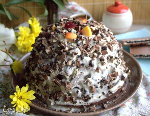 Конечно, лучше тортик поставить в холодильник на пару часов и более и дать пропитаться.