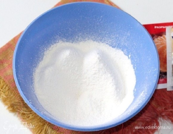 Приготовим бисквит. Смешать просеянную муку с разрыхлителем.