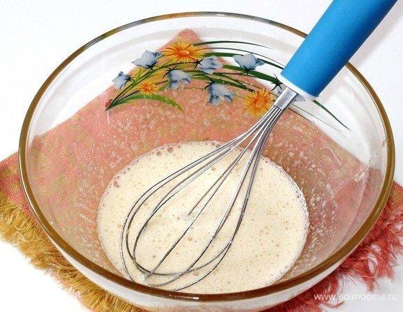 Взбить яйца c сахаром.