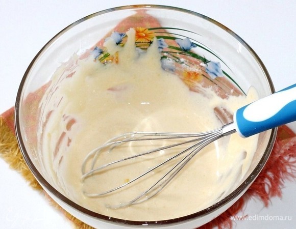 Добавить мучную смесь и взбить венчиком.