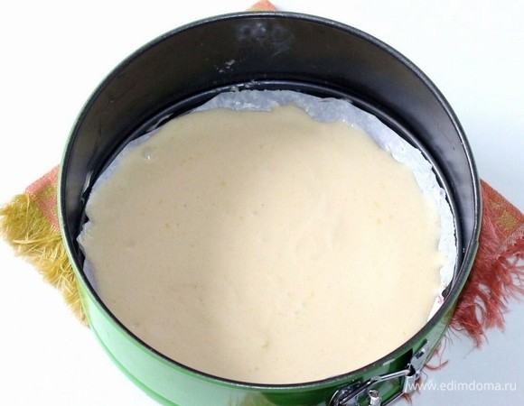 Взять форму для выпечки Ф=20 см. Из пекарской бумаги вырезать круг (Ф=20 см) и застелить дно формочки. Бумагу, я не смазывала маслом. Вылить тесто в форму. Выпекать в разогретой духовке при температуре 180°C, приблизительно 15 минут.