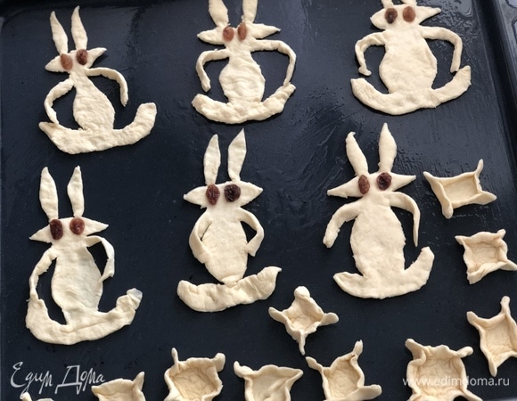 Положите зайцев на противень и, накрыв полотенцем, оставьте подниматься в теплом месте на 15 минут.