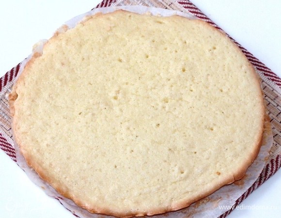 Готовый бисквит полностью остудить. Бумагу отделить от коржа.