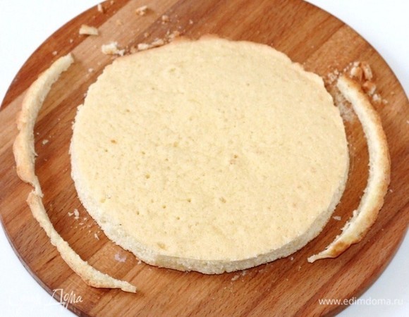 У коржа при помощи тарелки, аккуратно обрезать край. Получился корж Ф=18 см.