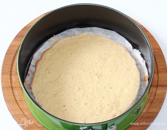 Застилаем дно формочки (Ф=20 см) пекарской бумагой и выкладываем корж (Ф=18 см).