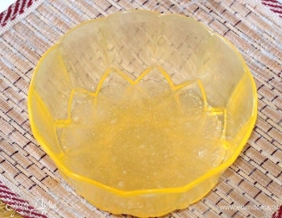 Приготовим суфле. Желатин залить кипяченой, холодной водой, 1:6 и оставить для «набухания».