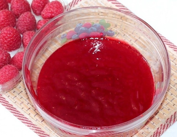 Малиновый джем протереть через сито. Разогреваем малиновое пюре, но не кипятим.