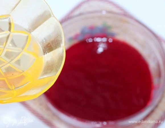 Снимаем пюре с огня и добавляем разогретый желатин. Желатин только разогреваем, но не кипятим!