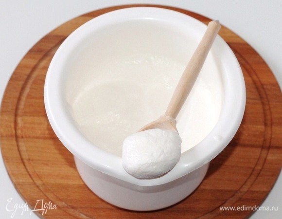 Сливки с загустителем сливок, взбить миксером до устойчивых пиков.