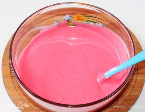 Добавить взбитые сливки к малиновому пюре. Перемешать.