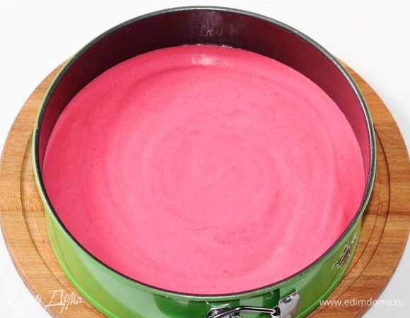 Залить аккуратно бисквит малиновым суфле. Поставить в холодильник на 12 часов, а лучше на ночь.