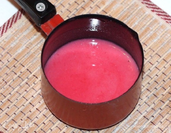 Приготовим глазурь. Желатин залить кипяченой, холодной водой, 1:6. Смешать в сотейнике мед, молоко, протертый джем (1–2 ст. л.) и лимонный сок (1–2 ст. л.). Довести массу до кипения. Не варить.