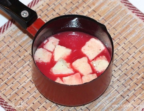 Снять смесь с огня и добавить растопленный желатин (не доводить желатин до кипения!), перемешать. Затем добавить кусочки белого шоколада. Взбить молочную смесь венчиком до полного растворения шоколада, охлаждения и небольшого загустения.