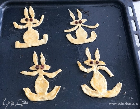 Духовку разогрейте до 120°C. Зайчиков смажьте взбитым яйцом. Выпекайте в духовке около получаса.