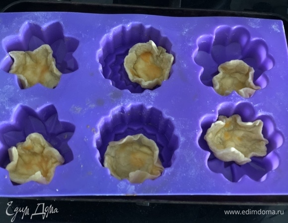 Через 10 минут после выпекания достаньте корзиночки и края поправьте.