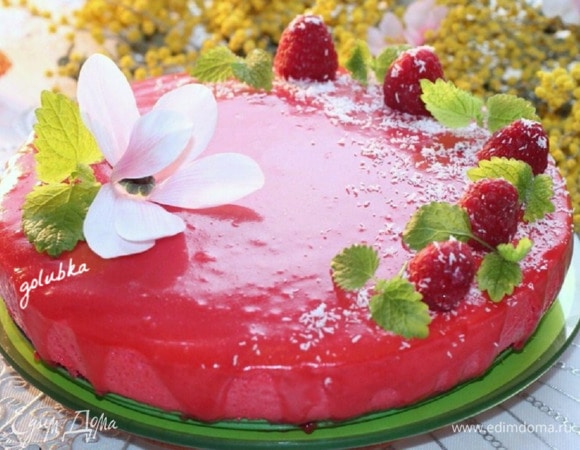 Залить торт глазурью и убрать в холодильник до полного застывания.