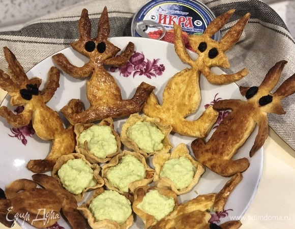 Выкладываем начинку в корзиночки. Вокруг корзиночек ставим зайчиков.