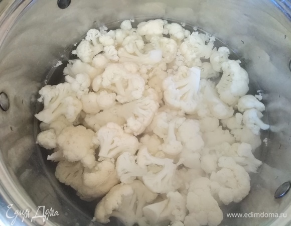 В отдельной кастрюле доводим воду до кипения, забрасываем туда капусту.