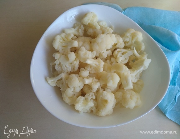 Как только вода закипела, вынимаем капусту на сито.