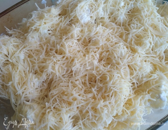 Посыпаем сыром. Отправляем в разогретую до 180°C духовку.