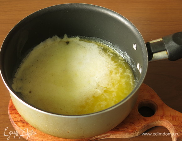 Растапливаем масло.