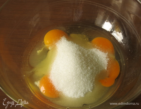 Соединяем сахар, яйца и щепотку соли.