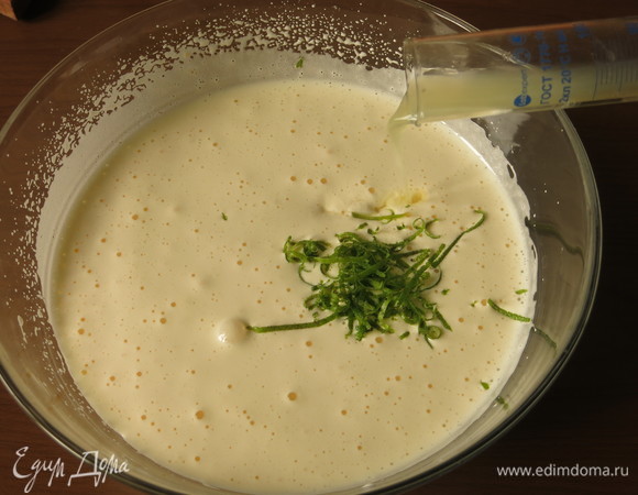 Цедру лайма добавляем, вливаем сок лайма.