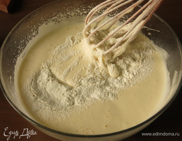 Просеиваем муку, аккуратно вмешиваем.