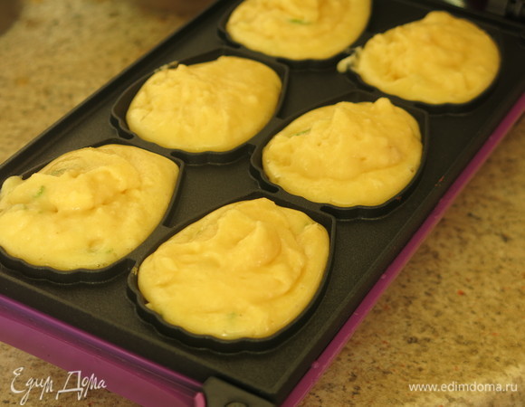 Выкладываем в форму до краев. Выпекаем в мадленнице 2 минуты с одной стороны, 3 — с другой. Если нет мадленницы, в формочках, духовке при 180°C 10–15 минут.