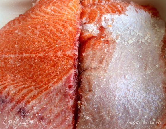 Затем посыпать филе с двух сторон сахаром и солью, слегка пройтись рукой по поверхности рыбы, равномерно распределяя соль и сахар. Накрыть миску с рыбой крышкой и держать при комнатной температуре 3 часа. Поместить рыбу в холодильник на 7–8 часов. После того как выделится жидкость из рыбы (тузлук), несколько раз перевернуть рыбу с одной стороны на другую.